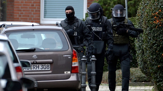 Германската полиция претърси в сряда 26 адреса и задържа трима