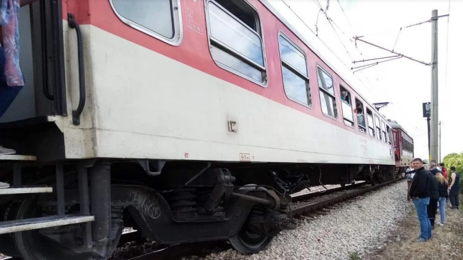 Товарен влак е блъснал лек автомобил на железопътния прелез в