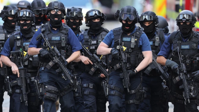 Британската полиция арестува стотици заподозрени членове на организирани престъпни групи