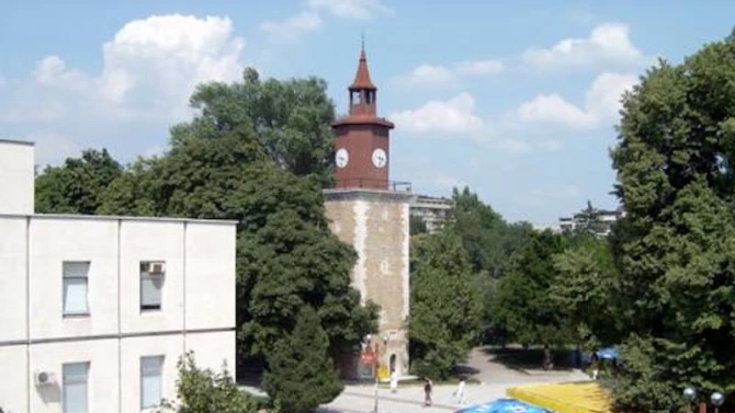 Започна ремонтът на часовниковата кула в центъра на Свищов съобщиха