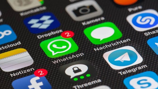 Фейсбук Facebook и притежаваното от компанията комуникационно приложение УатсАп WhatsApp