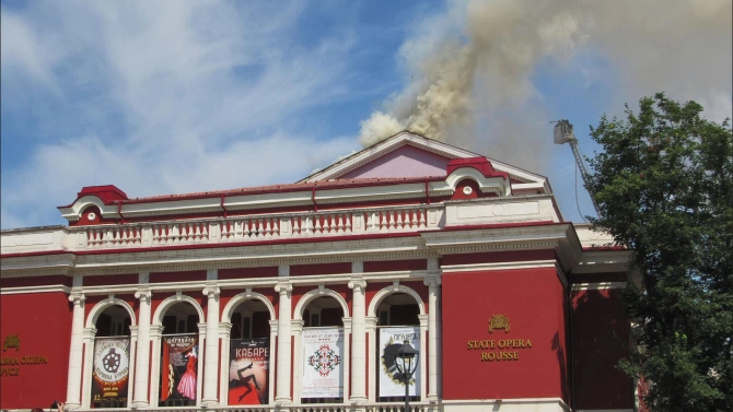Локализиран е пожарът на покрива на Русенската опера Гасителните дейности