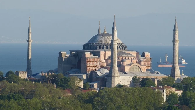Продължават острите реакции срещу искането църквата Света София в Истанбул