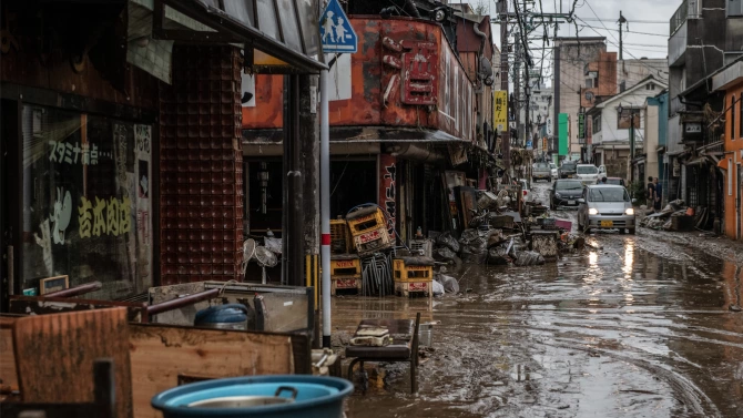 Най малко 55 души са загинали в предизвиканите от проливните дъждове