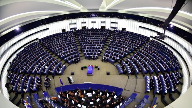 Европейският парламент гласува тази вечер на второ четене спорния пакет