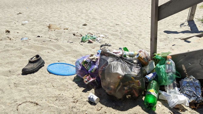 Купчини боклуци се трупат по плаж Фичоза под квартал Галата
