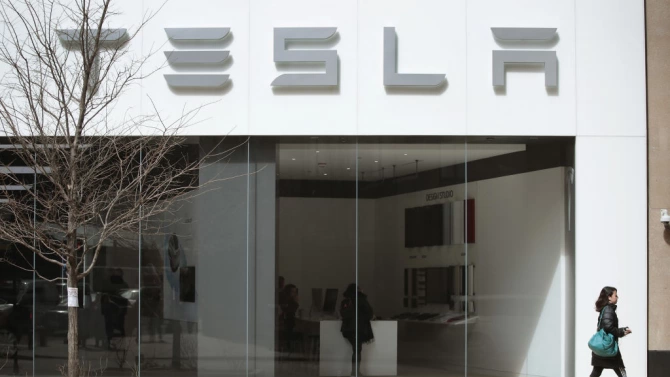 Американският автомобилопроизводител Тесла Tesla смята да наеме на работа до