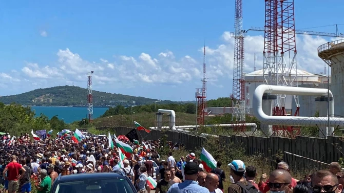 ДПС посрещна протестиращите плажуващи с химна на Република България Младежи
