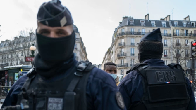 Мъж е размахал днес брадва срещу полицаи във френския град