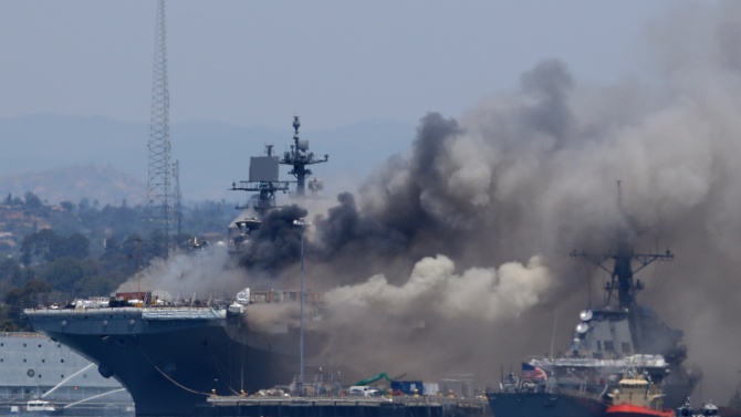 21 души пострадаха при пожар на американски десантен кораб в Сан Диего