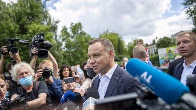 Действащият полски президент Анджей Дуда печели президентските избори с 51