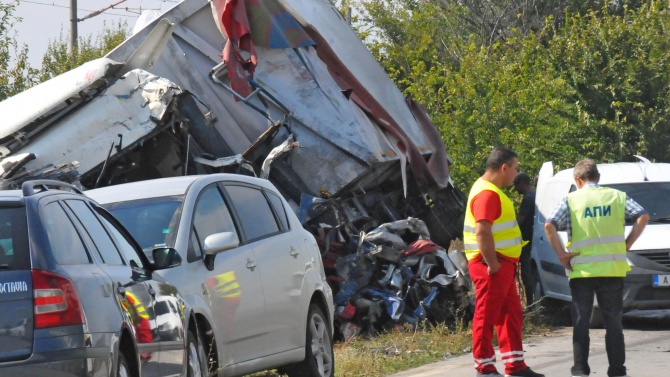 Изтеглиха камиона с турска регистрация, който причини тежка катастрофа в