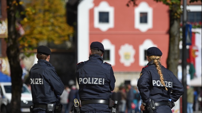 Австрия отстрани 8 полицаи заради твърдения за побой над чеченец