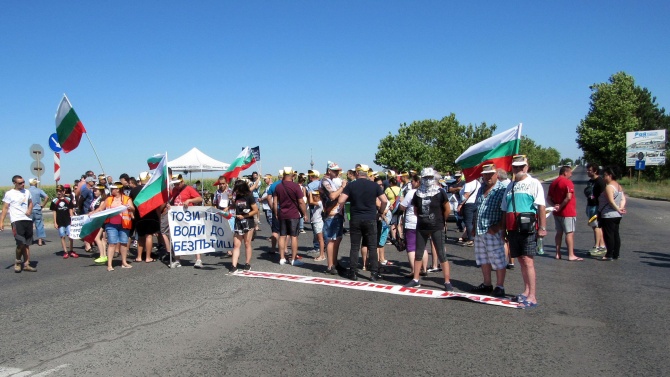 Протестиращи блокираха за трета поредна събота пътищата Русе-Варна и Русе-Кубрат.
