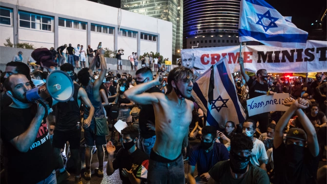 Хиляди израелци демонстрираха днес край резиденцията на премиера Бенямин Нетаняху