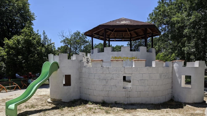 Атракционен замък на детската площадка на ул Цар Асен I ви