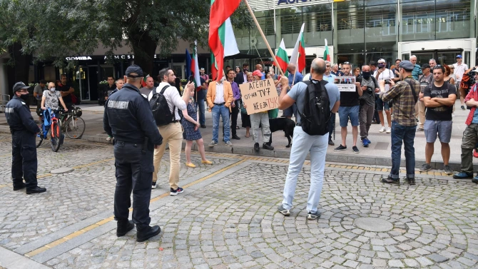 Протестиращи граждани се събраха пред сградата на БНТ с искане