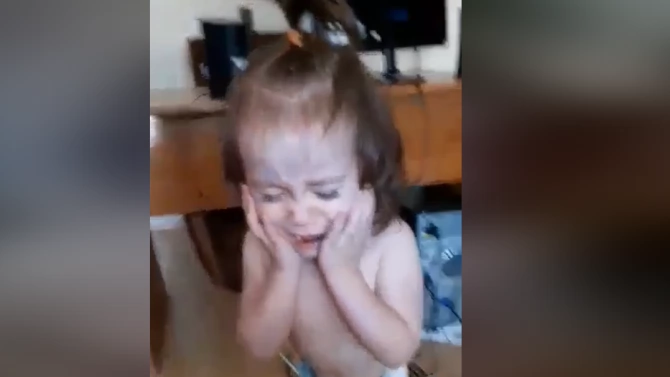 Видео разпространено във Фейсбук показва как жена бие малката си