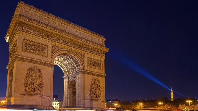 Останал без чуждестранни туристи, Париж залага на местния туризъм