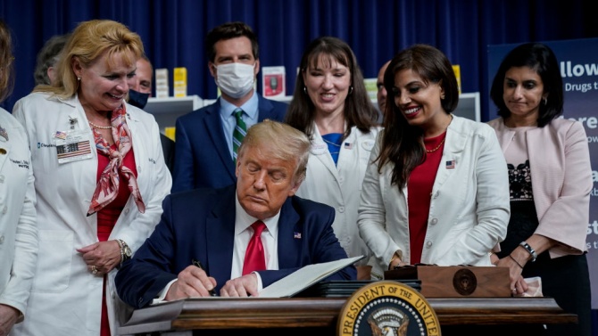 Тръмп подписа изпълнителни заповеди за намаляване цените на лекарствата с рецепти