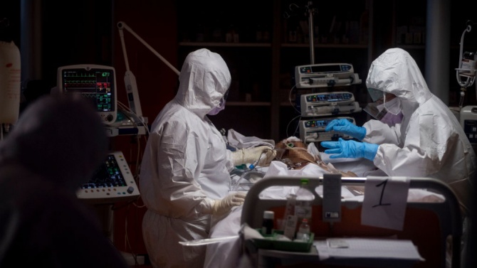 За изминалото денонощие от усложнения от новия коронавирус в Иран са починали 195 души