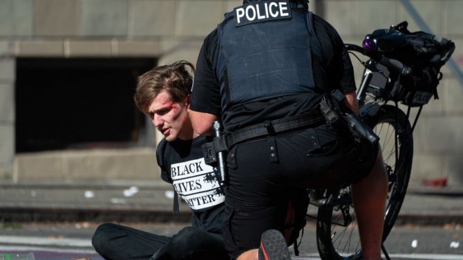 Десетки арестувани след многохиляден протест в Сиатъл