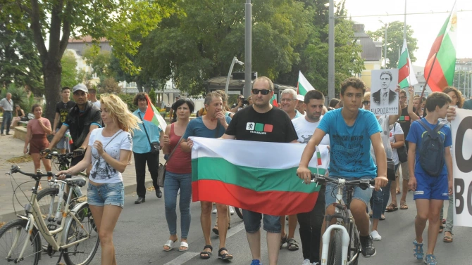 Антиправителственият протест в Бургас блокира ключов булевард в града тази