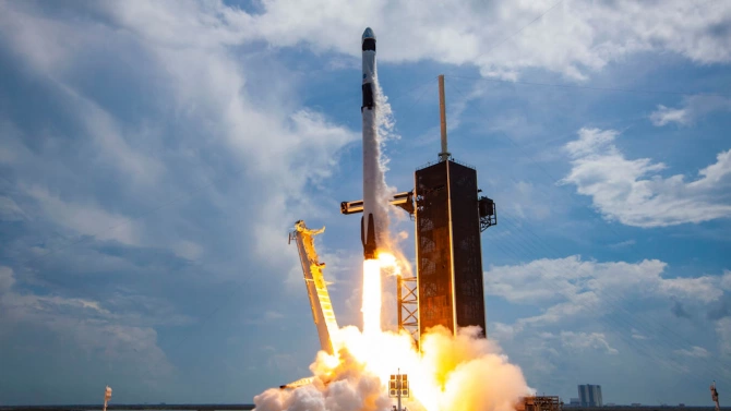 Ракета носител Фалкон 9 на американската компания Спейс Екс със спътник за