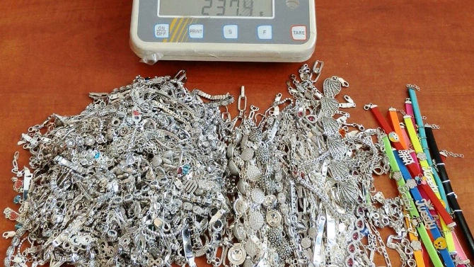 Близо 20 кг сребърни накити откриха митническите служители от Териториална