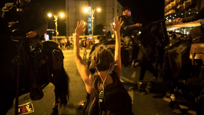 Демонстрантка която откри гърдите си по време на протест срещу