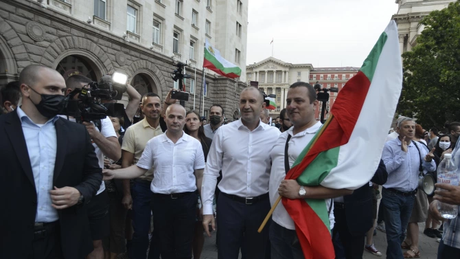 Протестиращи жители на Велико Търново посрещнаха президента Румен Радев с