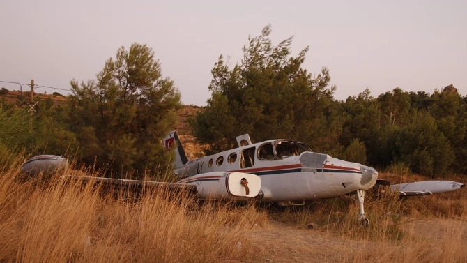 Трима души са загинали при катастрофа на лек едномоторен самолет