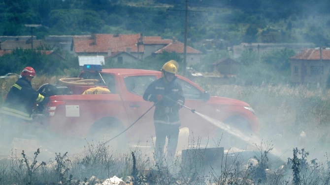 Голям горски пожар бушува край село Дълбоки Пожарникари и доброволци