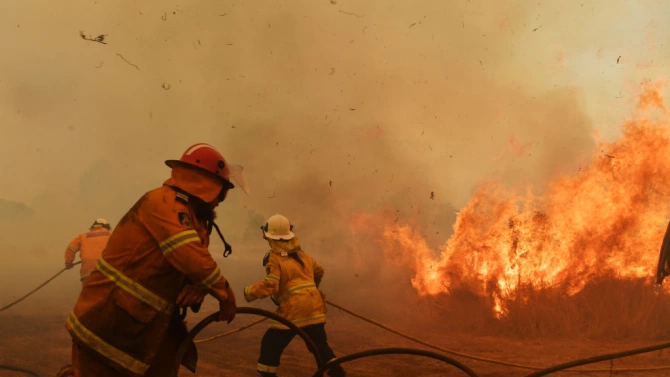 Над 700 огнеборци се опитват са потушат пожар вилнеещ в