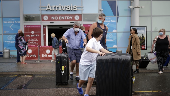 Критикувана от Испания, Великобритания защити връщането на карантината за пътници от страната