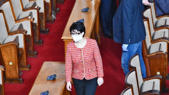 Десислава Атанасова намекна защо БСП напуснаха парламентарна зала 