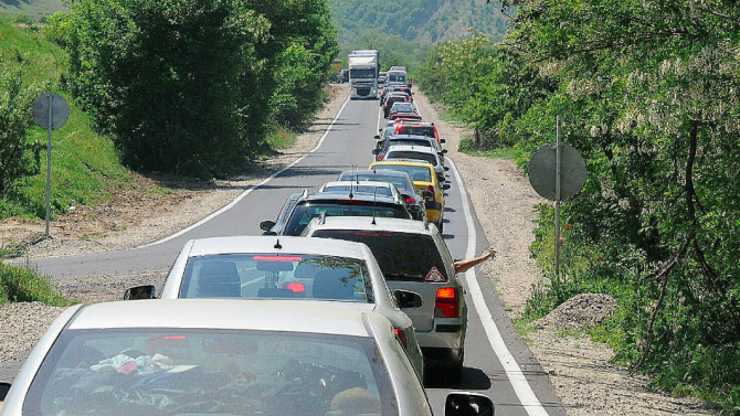Километрични опашки от коли на границата с Гърция