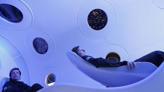 Британският милиардер Ричард Брансън представи интериора на космическия си кораб Юнити