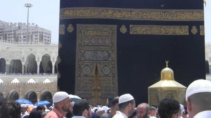 Огромните настилки от бял мрамор които обграждат най голямата ислямска светиня