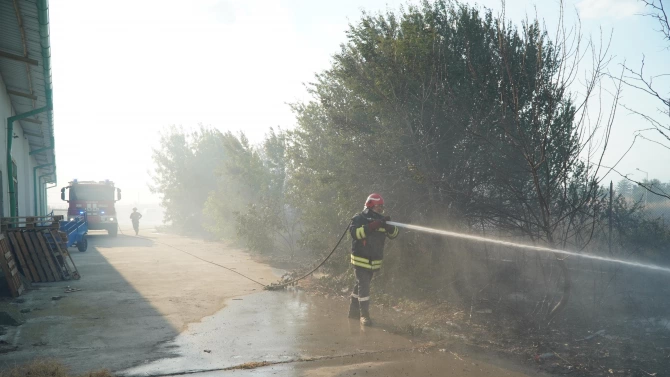 Автосервиз в Добрич бе обхванат от пожар съобщават от Областната