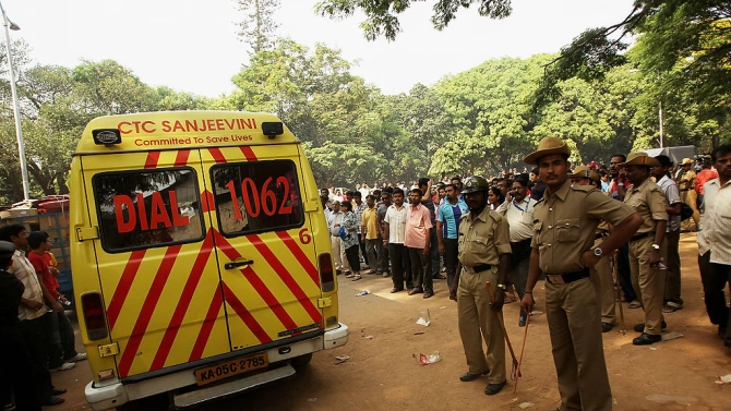 Най малко 11 индийски работници днес са били премазани до смърт