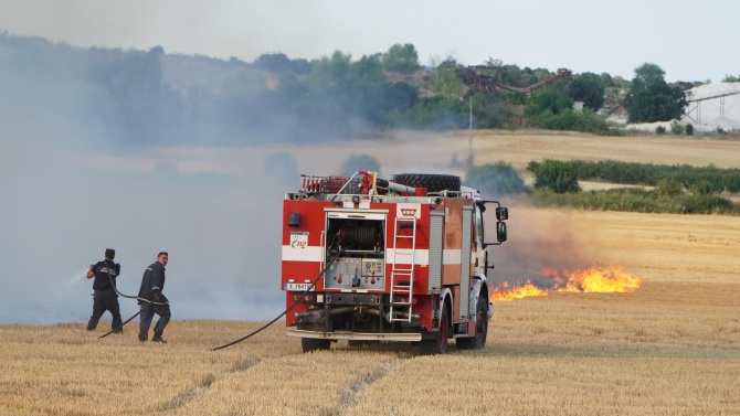 Евакуират хора заради пожара в Тополовградско и Свиленградско
