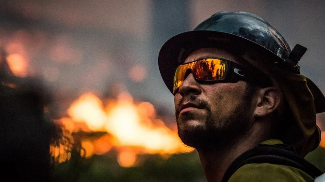 Пожарникари се борят с мащабен горски пожар в Калифорния Той
