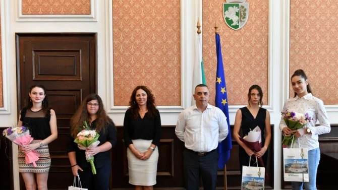 Четири зрелостнички завършили с отличие бяха наградени днес в Сливен