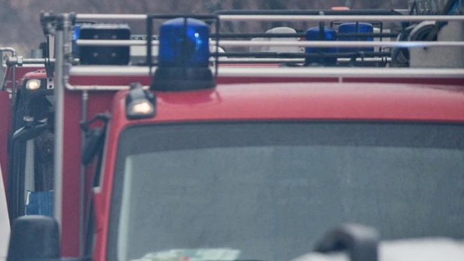 Сливенски пожарникари и доброволци спасиха седем къщи пряко застрашени от