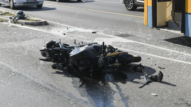 22 годишен неправоспособен водач на мотоциклет пострада при пътен инцидент на