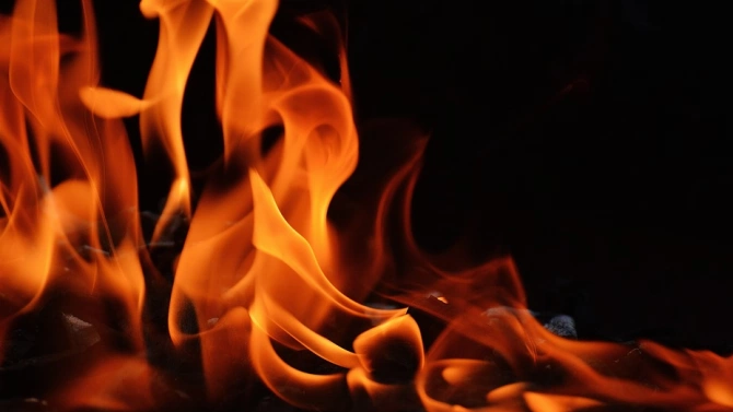 Пожар гори на старо сметище край великотърновското село Шереметя съобщиха