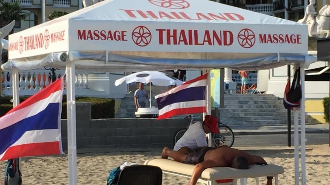Екзотични масажистки са хит на плажа в Слънчев бряг този