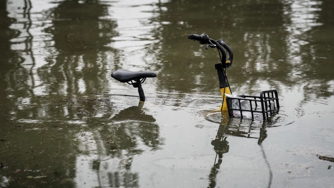 Най малко трима души загинаха при пороен дъжд с гръмотевици който