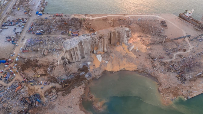 Гигантската експлозия в пристанището на Бейрут остави кратер дълбок 43